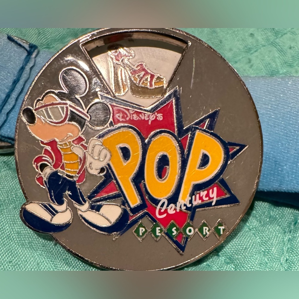 Rare Disney’s  Pop Century Resort Spinning Trading Pin circa 2008